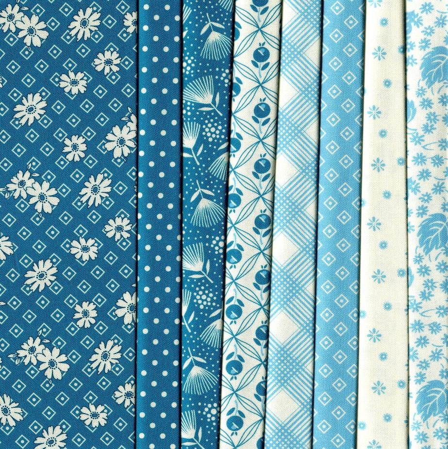 Daisy's Bluework Fabric Pack - 8 Fat Quarters